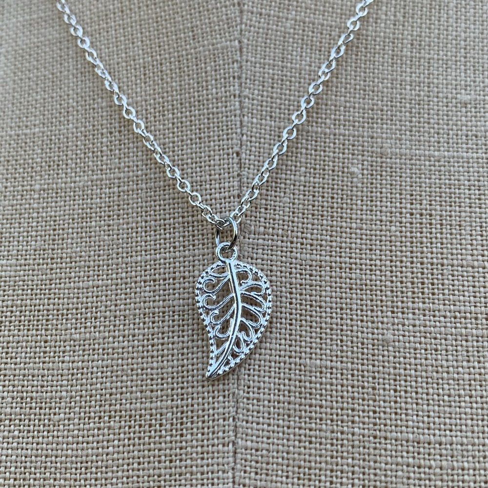 NWT Sterling Silver Plated Chain & Leaf Charm Necklace - Picture 7 of 11